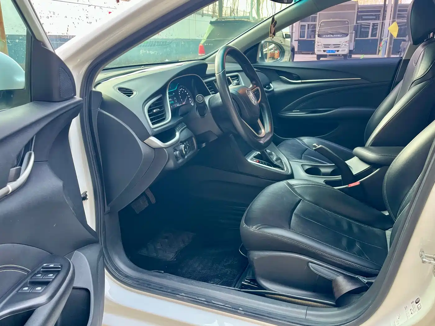 Buick Excelle 2016 Model 15N Automatic Luxury фото 5
