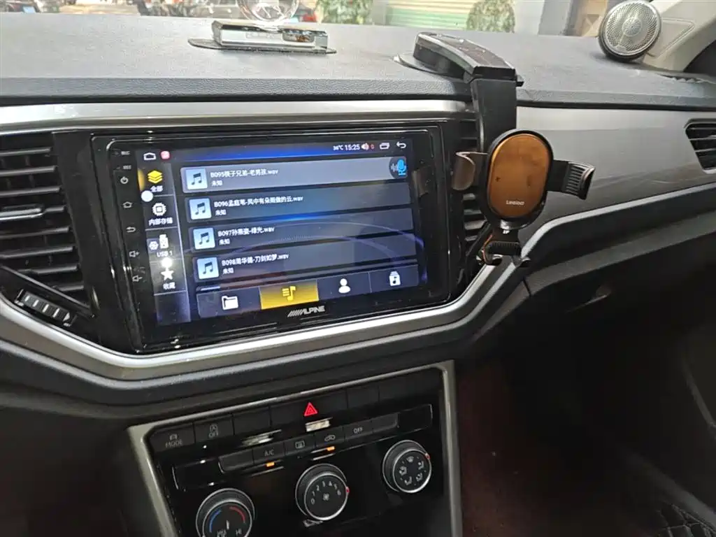 VOLKSWAGEN T-ROC EXPLORING SONGS