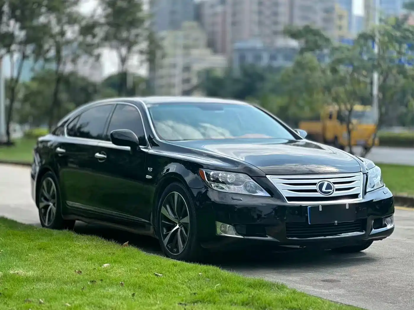 Photo 3 - Lexus LS