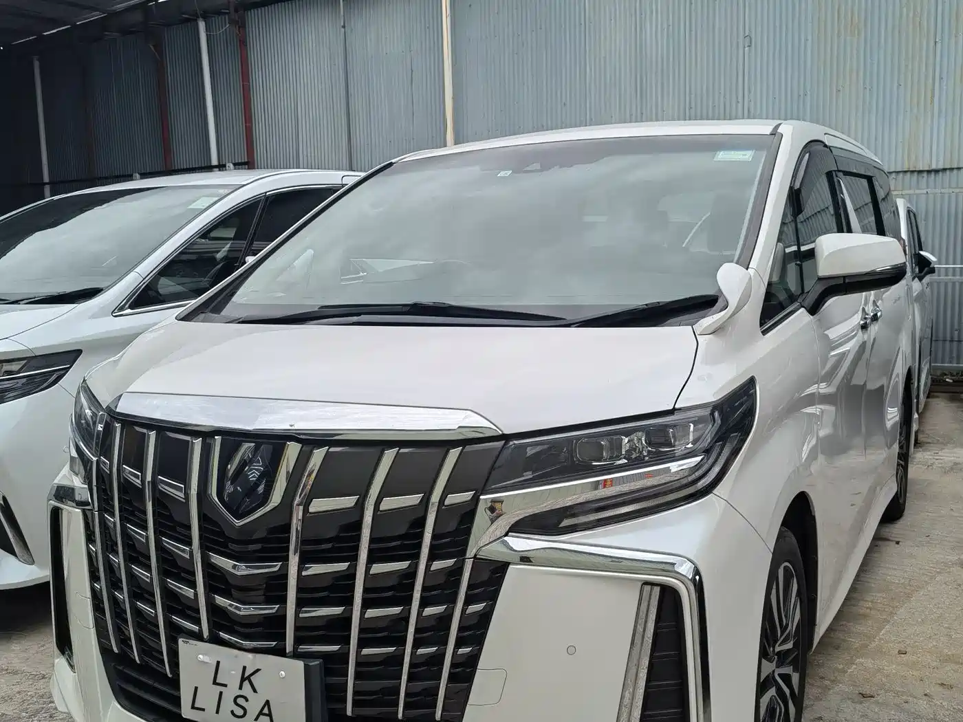 Toyota Alphard 2018 3.5L Luxury фото 2
