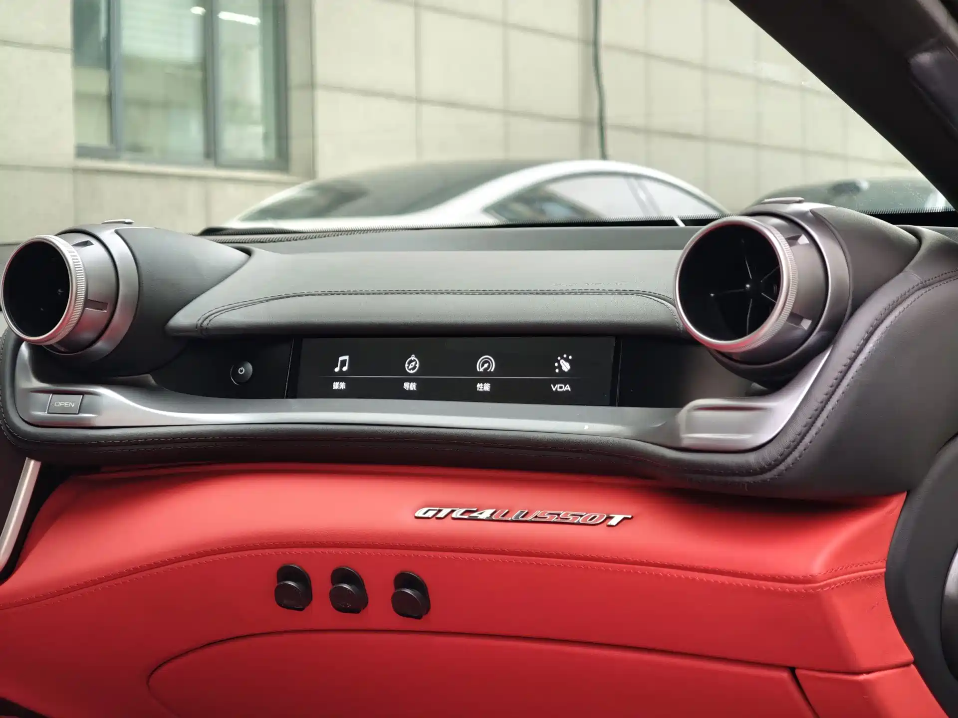 صورة 15 - Ferrari GTC4Lusso