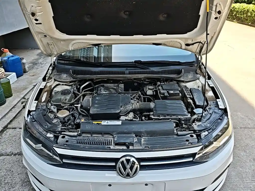VOLKSWAGEN POLO