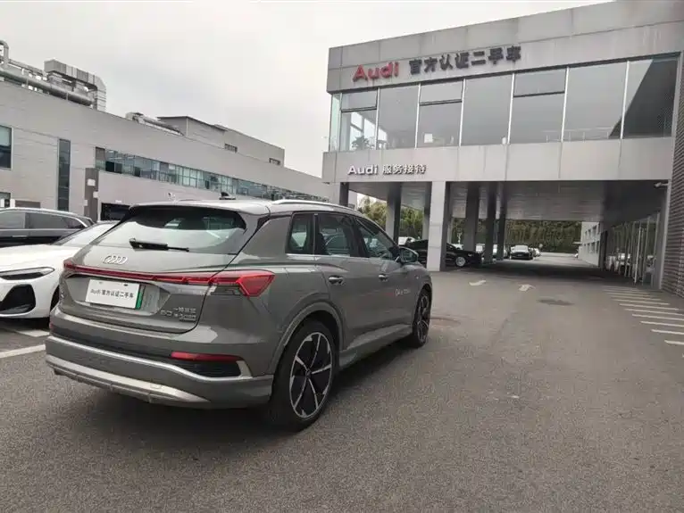 AUDI Q4 E TRON
