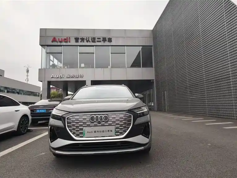 AUDI Q4 E TRON