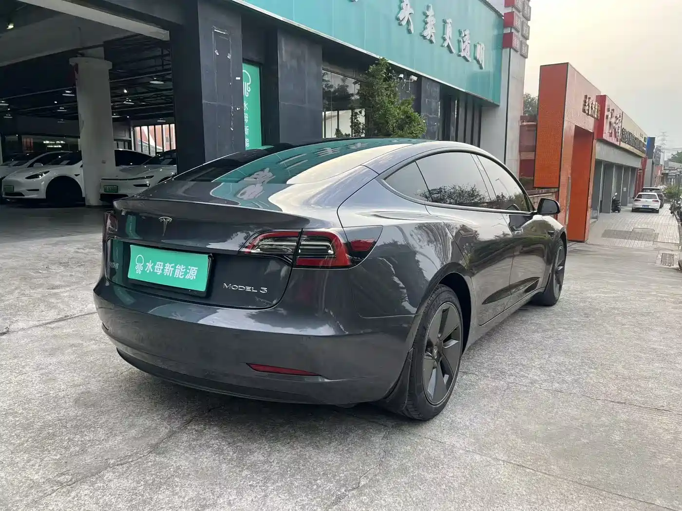 TESLA MODEL 3