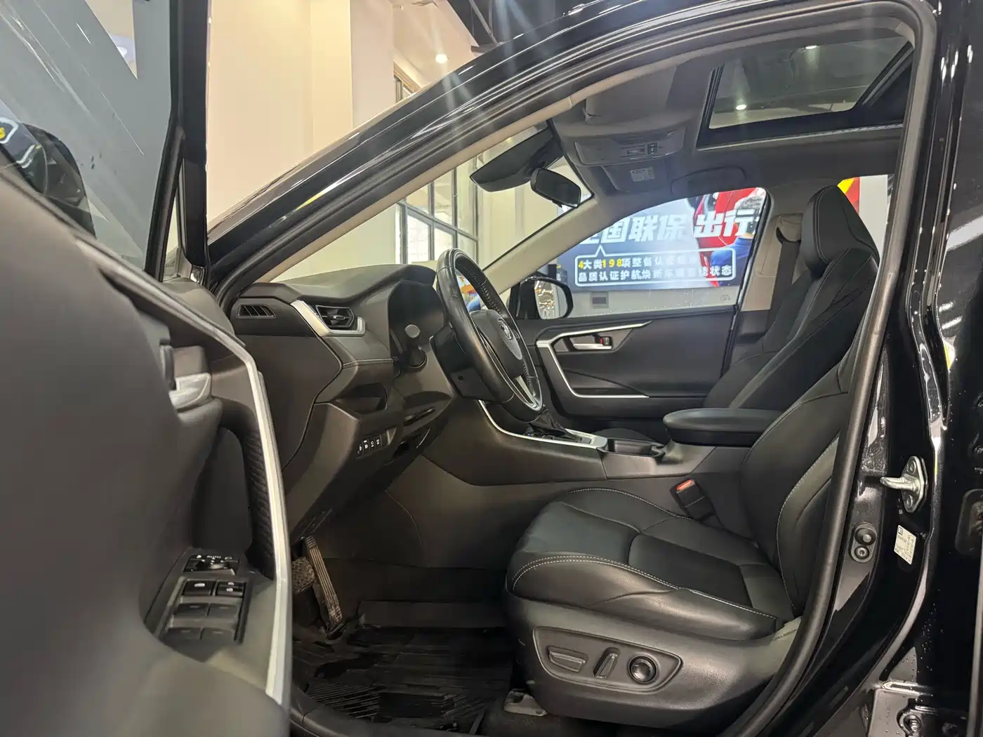 Toyota Wildlander 2022 2.0L CVT FWD Luxury PLUS Edition фото 6