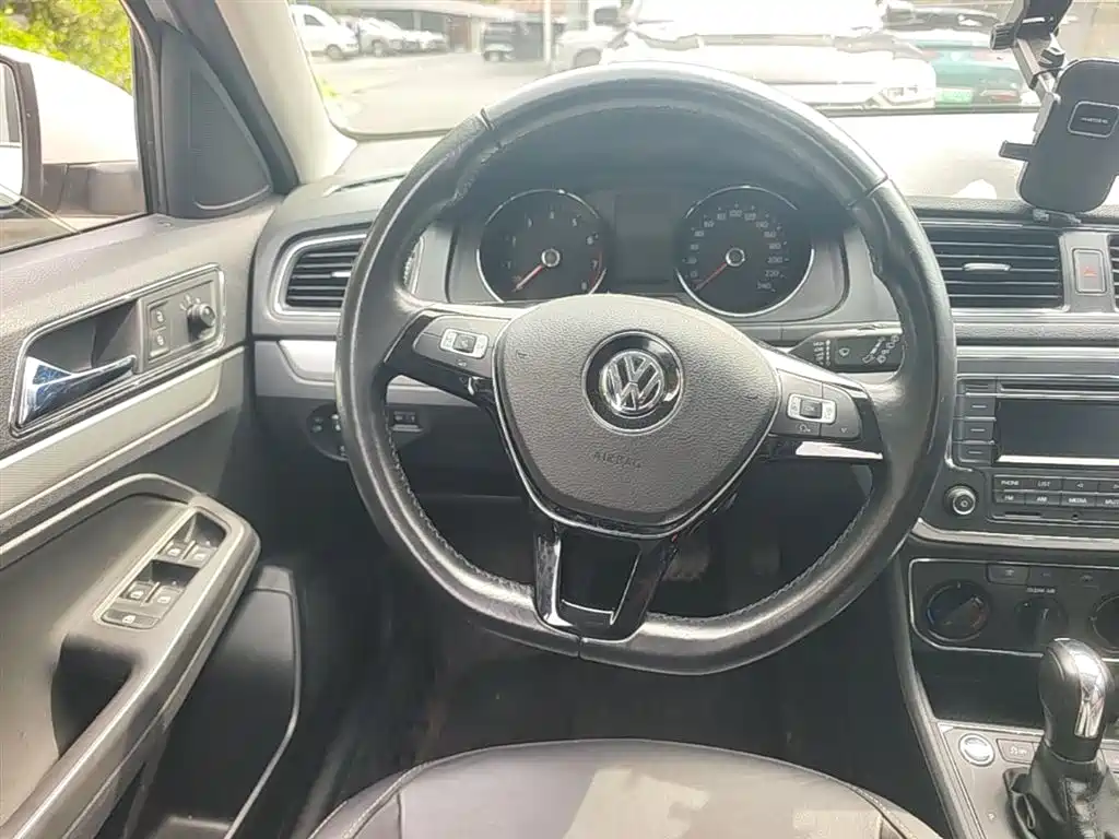 Volkswagen Lavida Tour 2017 1.6L Automatic Comfort Edition фото 3