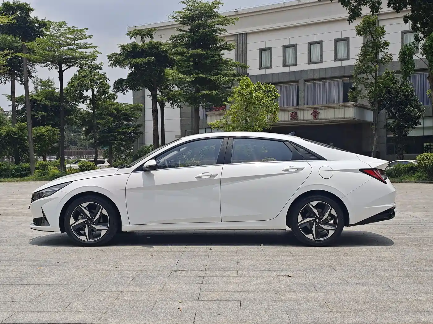 Hyundai Elantra 2022 1.5L CVT LUX Premium Edition фото 4