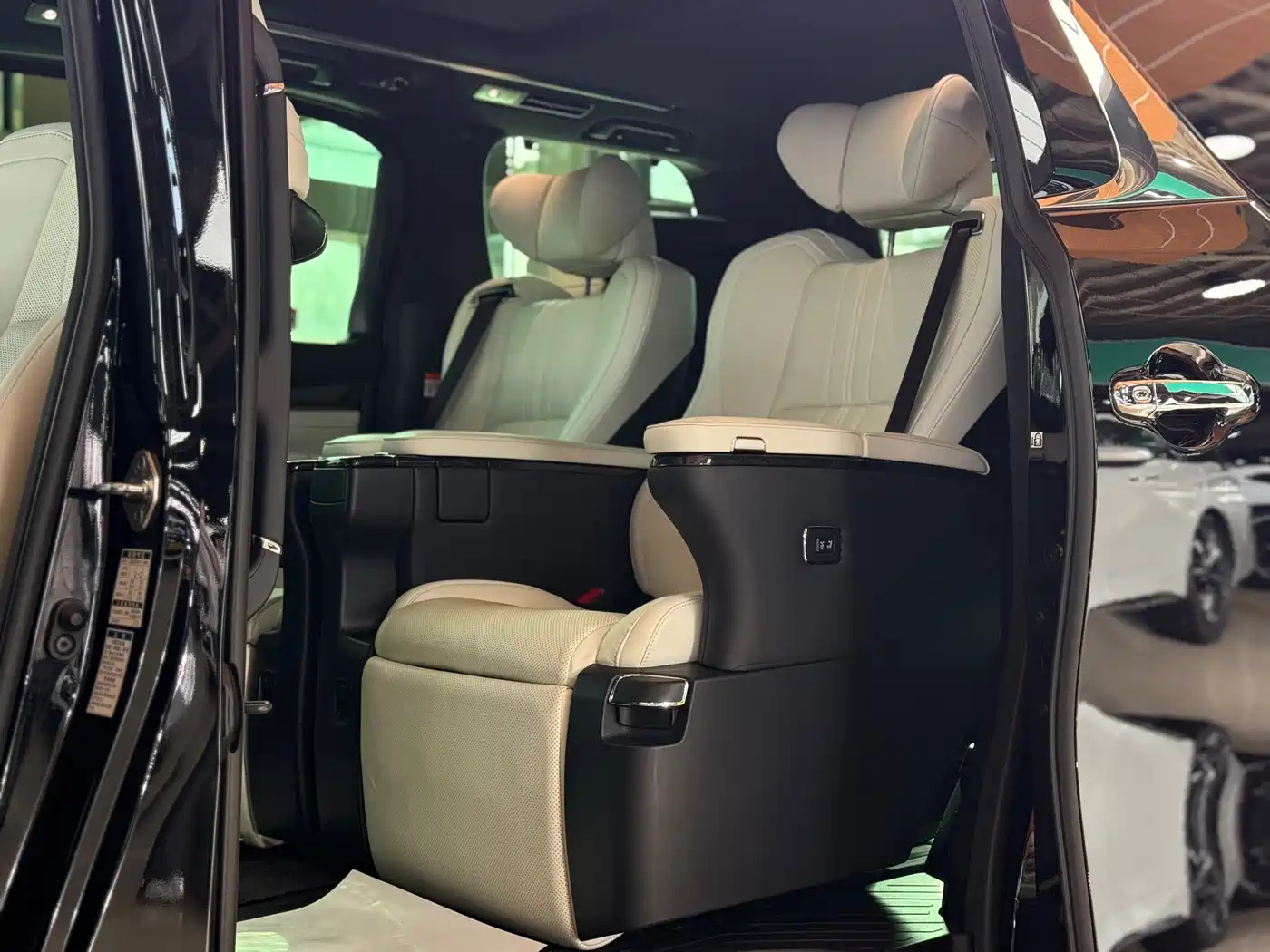 Lexus LM 2020 300h Seven-Seater Elegance Edition фото 20