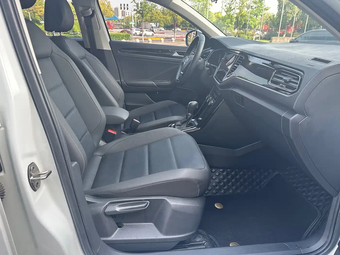VOLKSWAGEN T-ROC EXPLORING SONGS