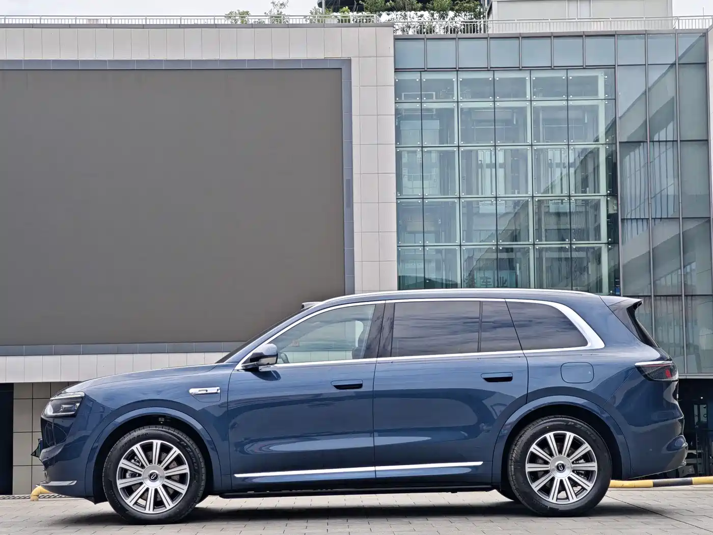 AITO Wenjie AITO M8 2025 Model Extended Range Max+ Edition 53.4kWh 6-Seater фото 7