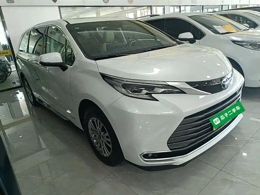Toyota Sienna 2021 2.5L Hybrid Premium Edition фото 4