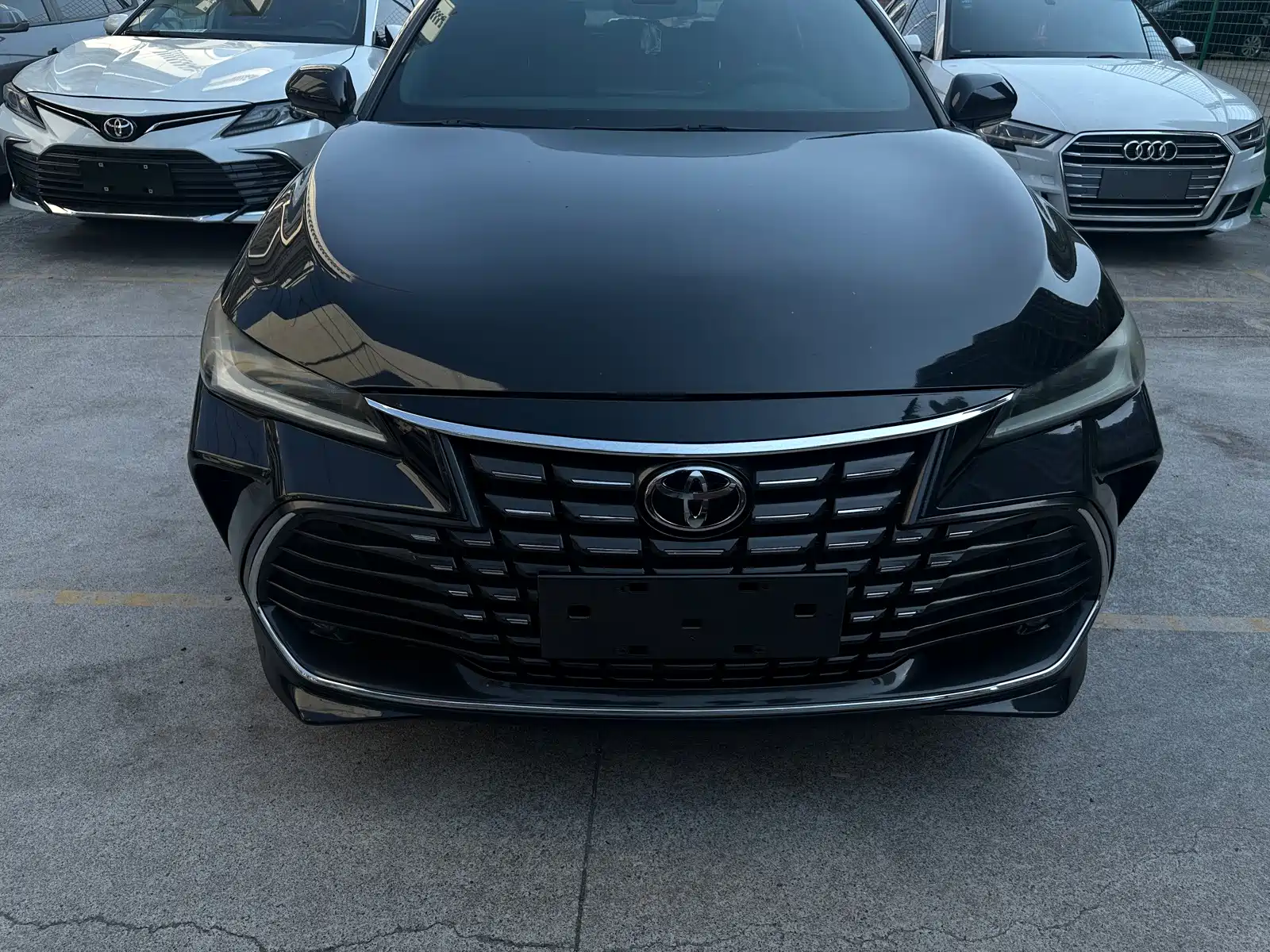Photo 2 - Toyota Avalon