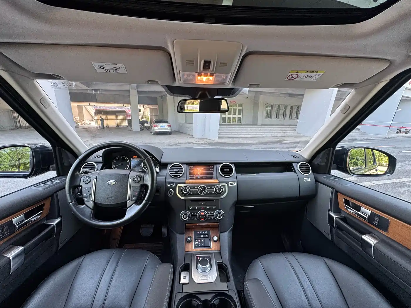 Land Rover Discovery 2015 3.0 SC V6 SE фото 8