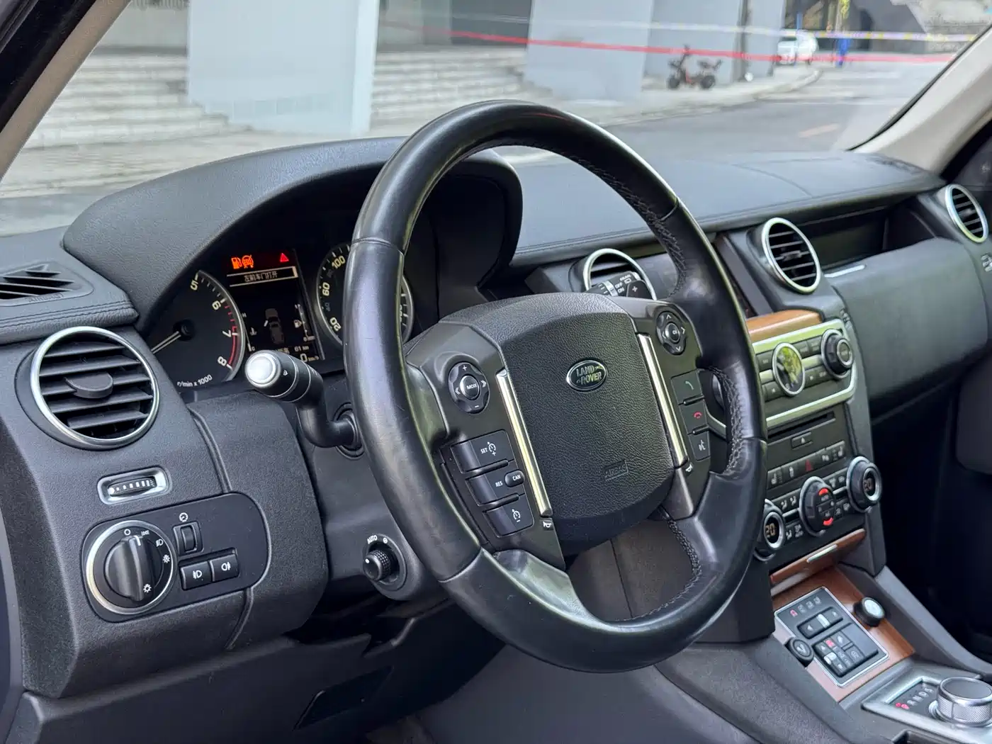 Land Rover Discovery 2015 3.0 SC V6 SE фото 9