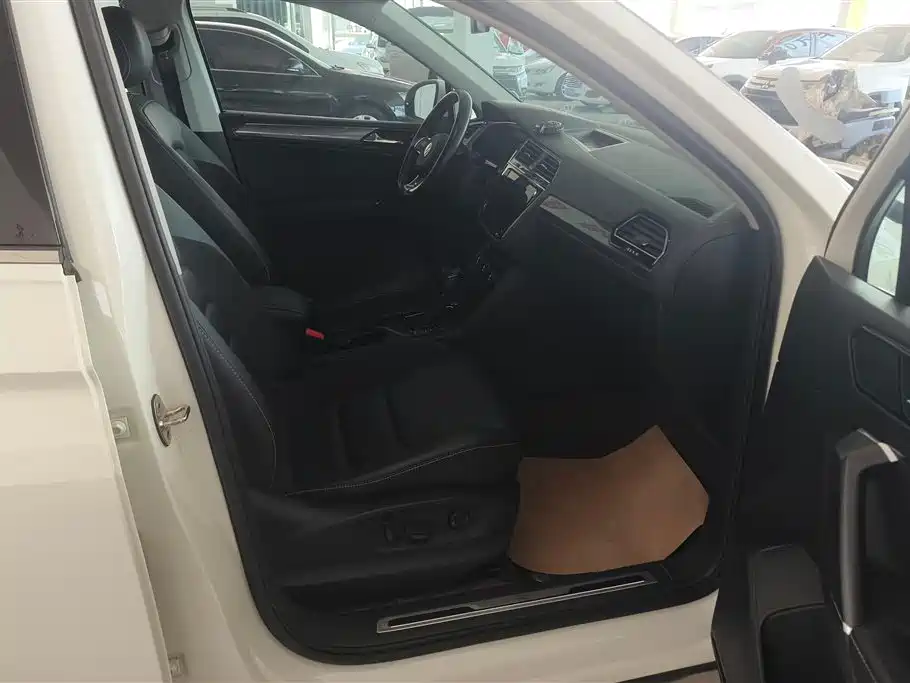 Volkswagen Tiguan L 2021 330TSI Automatic 2WD R-Line Premium фото 8