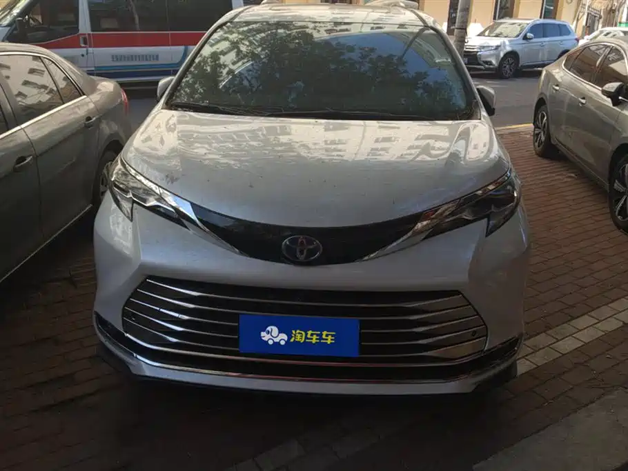Toyota Sienna 2023 2.5L Hybrid Comfort Edition фото 2