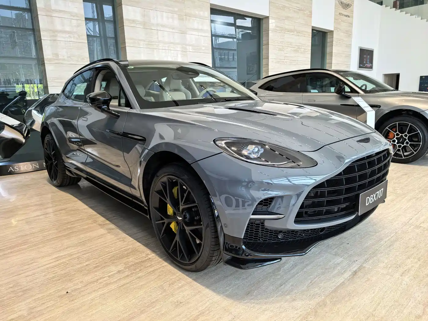 Aston Martin DBX 2025 4.0T V8 707 фото 5