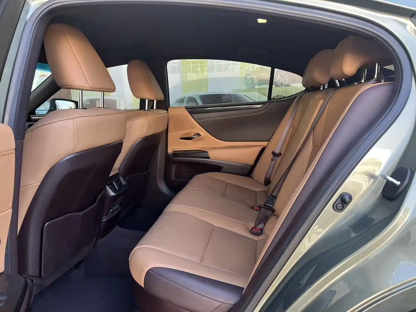 Lexus ES 2022 300h Ultimate Edition фото 7