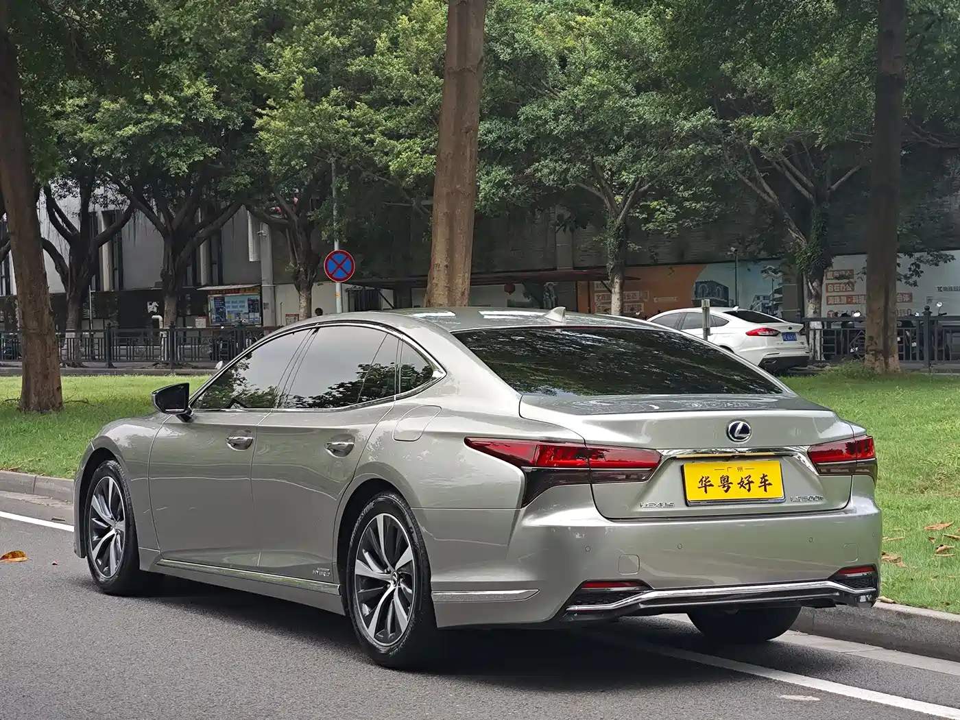Lexus LS 2021 500h Excellence Edition фото 4