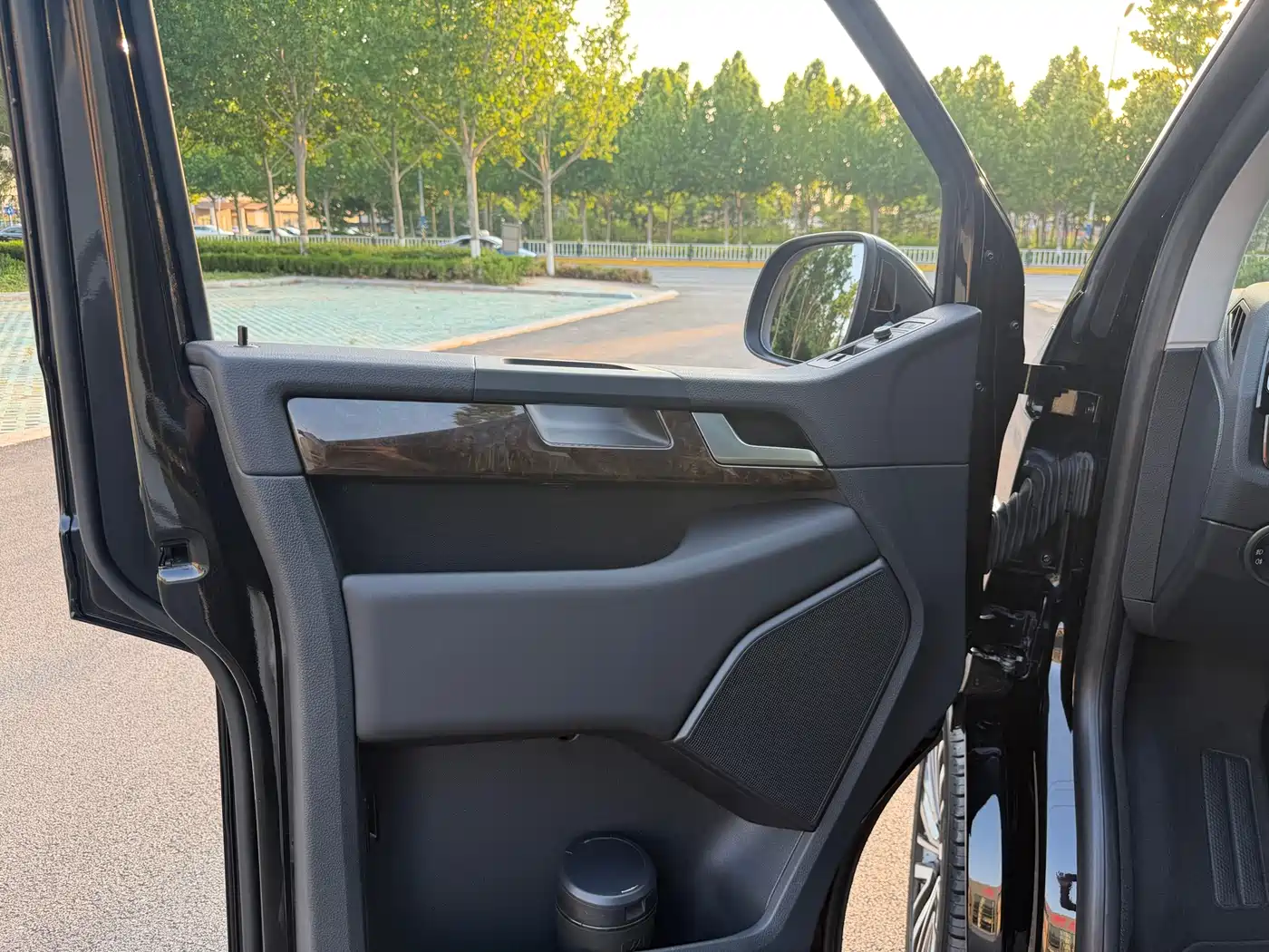 Volkswagen Multivan 2019 2.0TSI 4WD Premium 7-seater фото 13