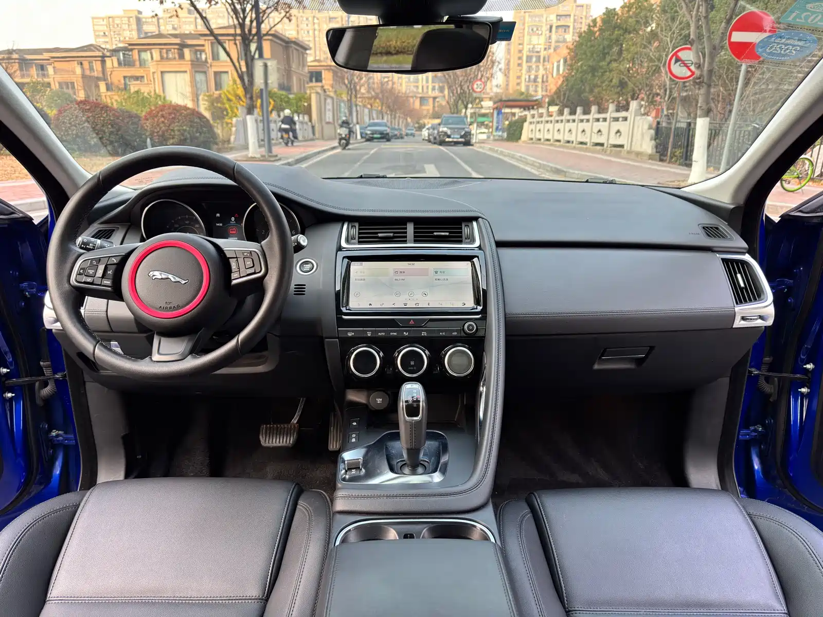 Фото 12 - Jaguar E-PACE