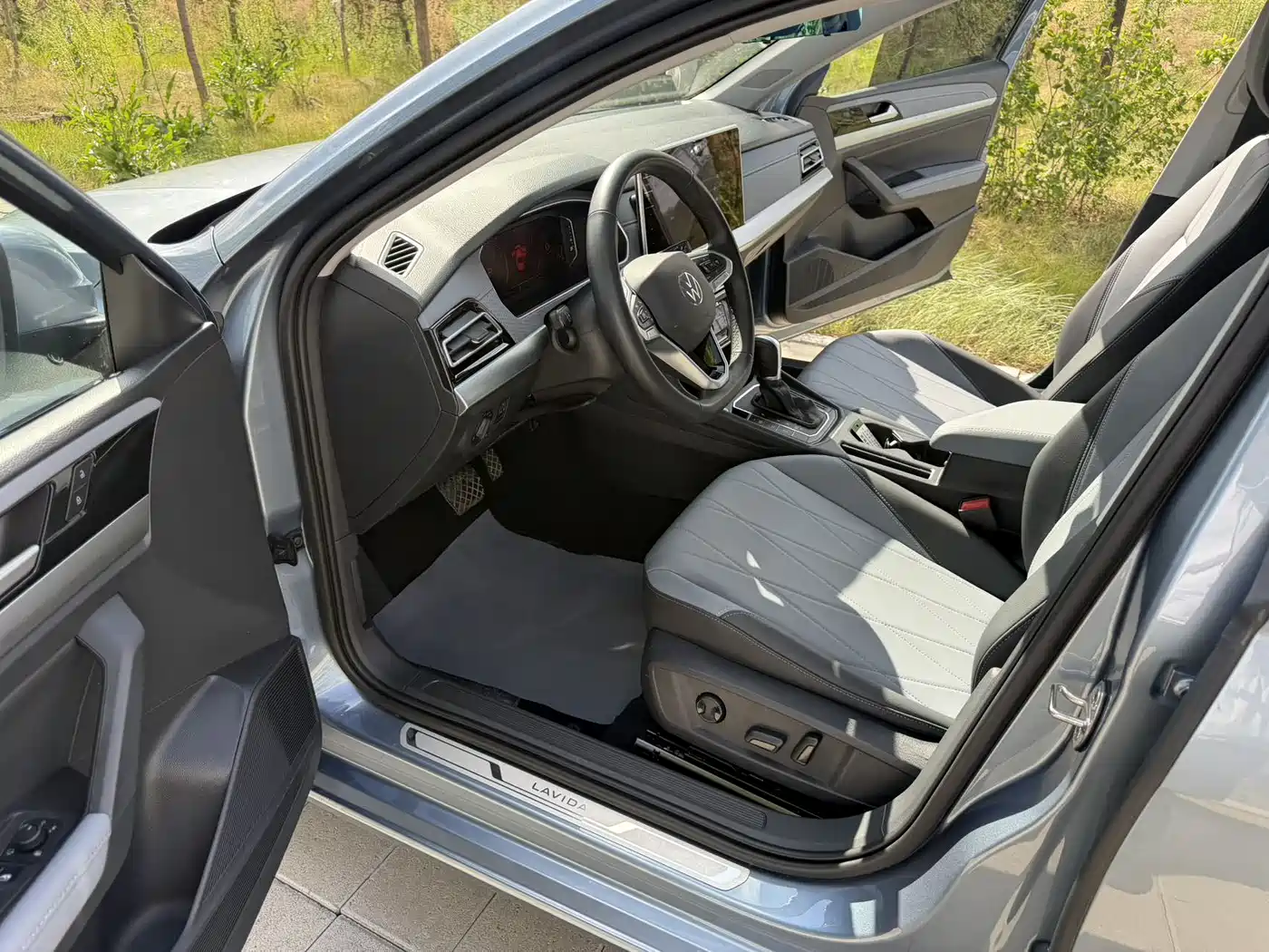 Volkswagen Lavida 2023 1.5L Auto Five Million Edition фото 16