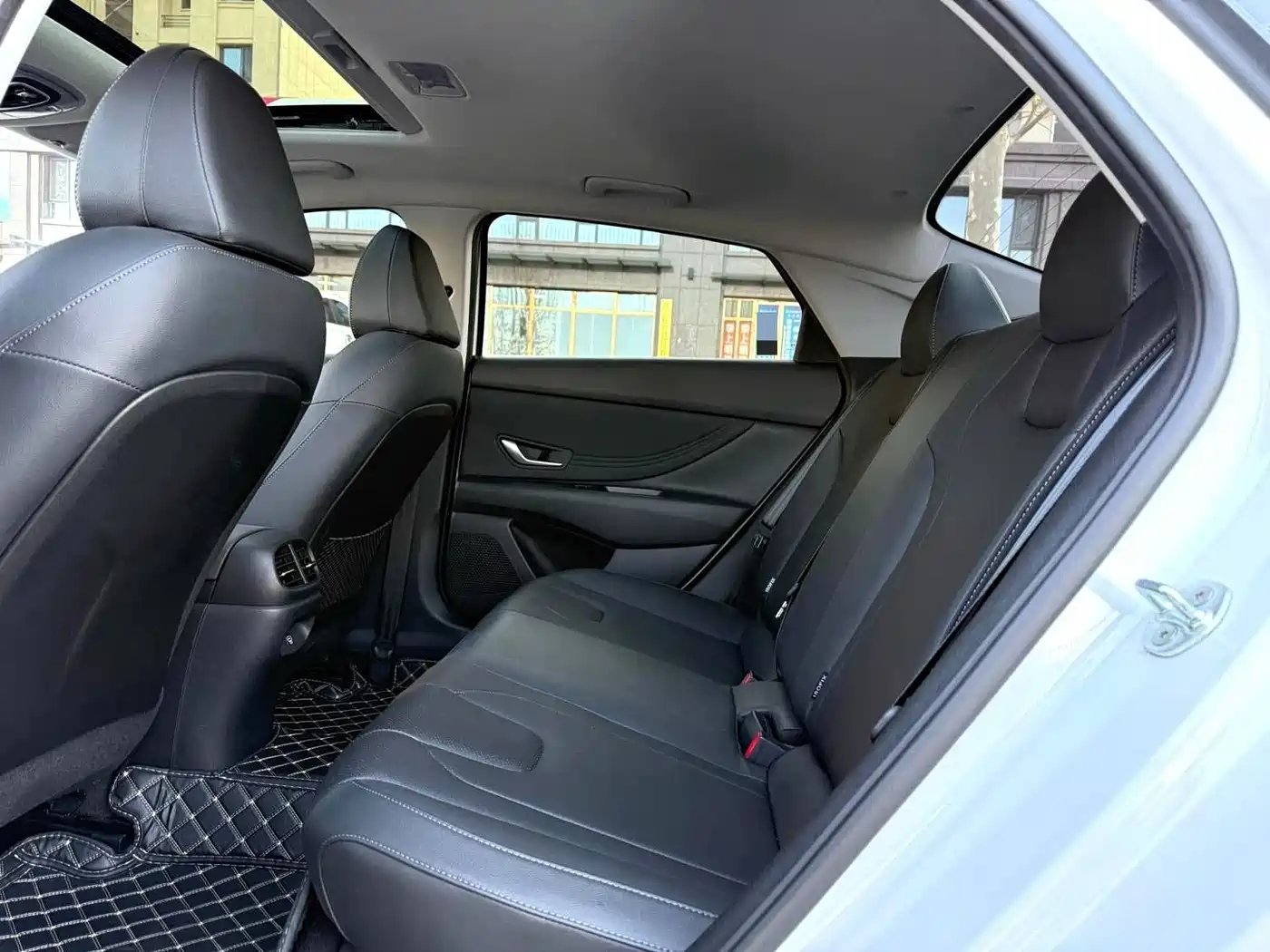 Photo 5 - Hyundai Elantra