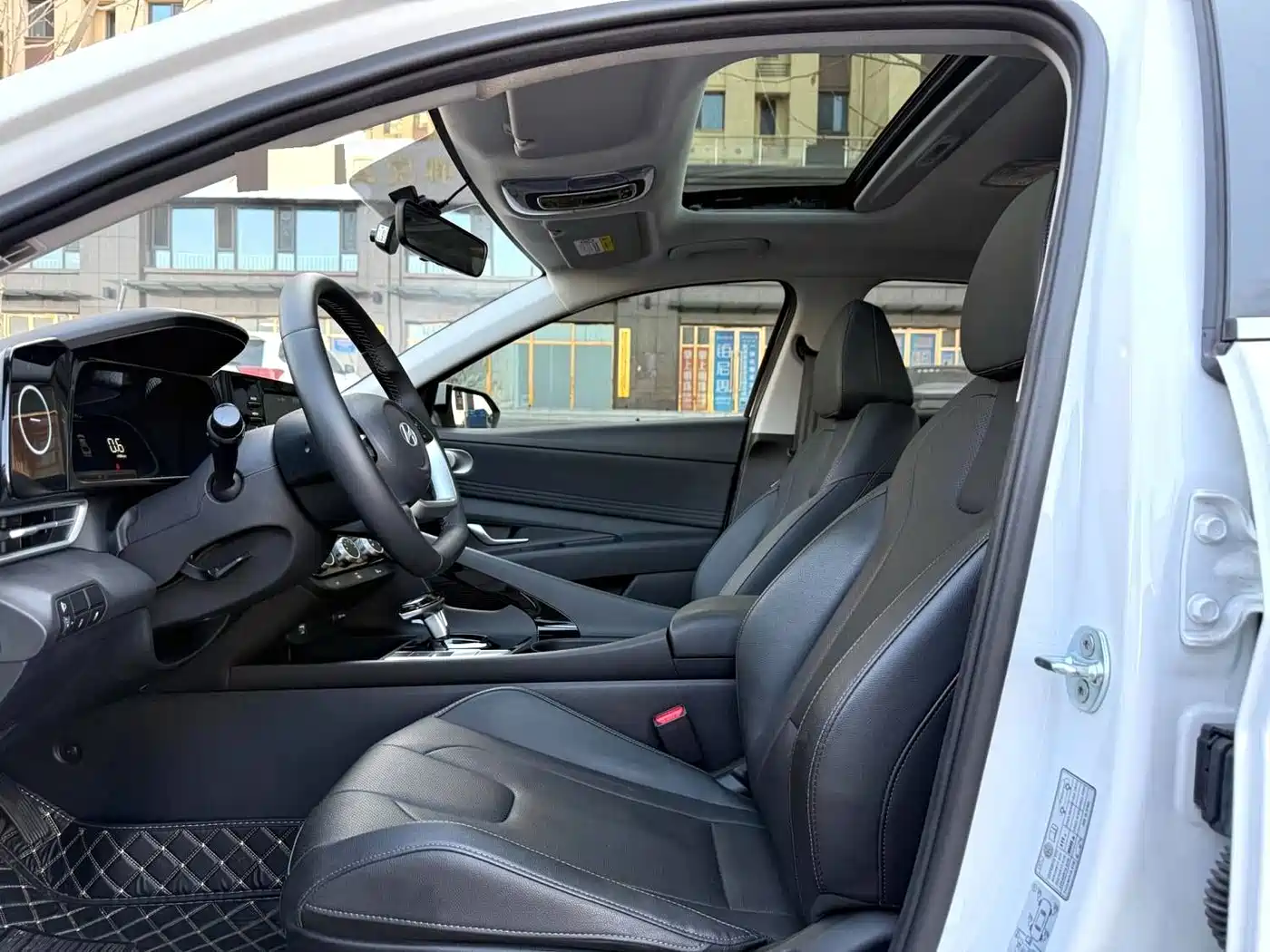 Photo 4 - Hyundai Elantra