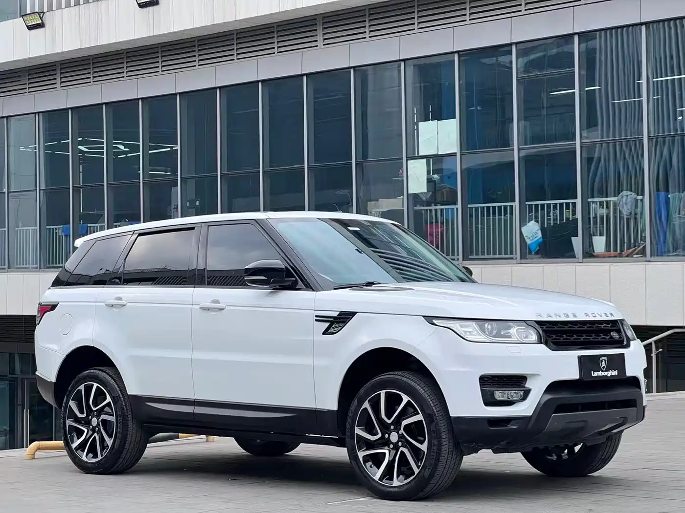 Land Rover Range Rover Sport 2016 Model 3.0 SDV6 HSE DYNAMIC фото 3