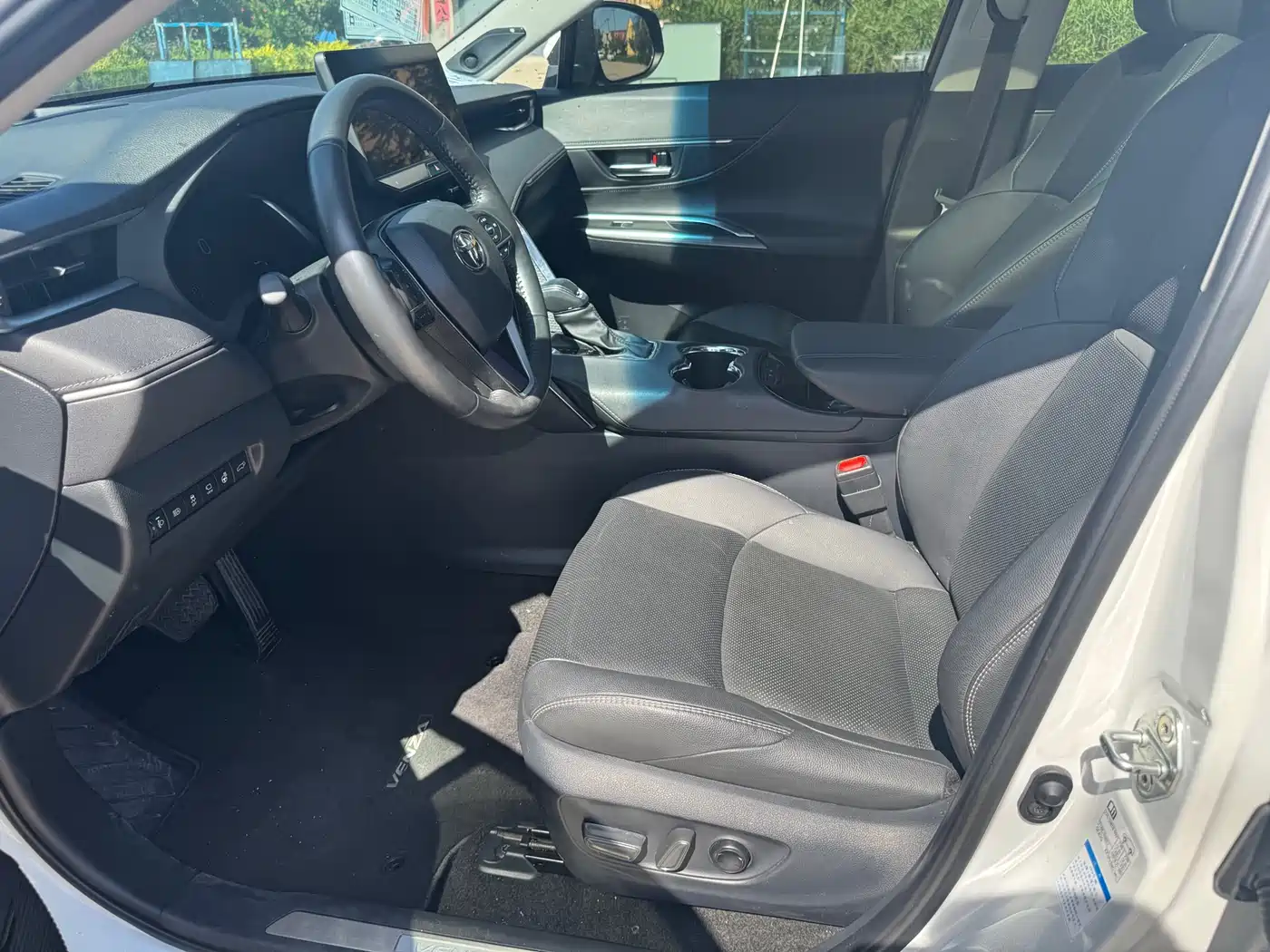 Toyota Venza 2022 2.0L CVT AWD Ultimate Edition фото 3