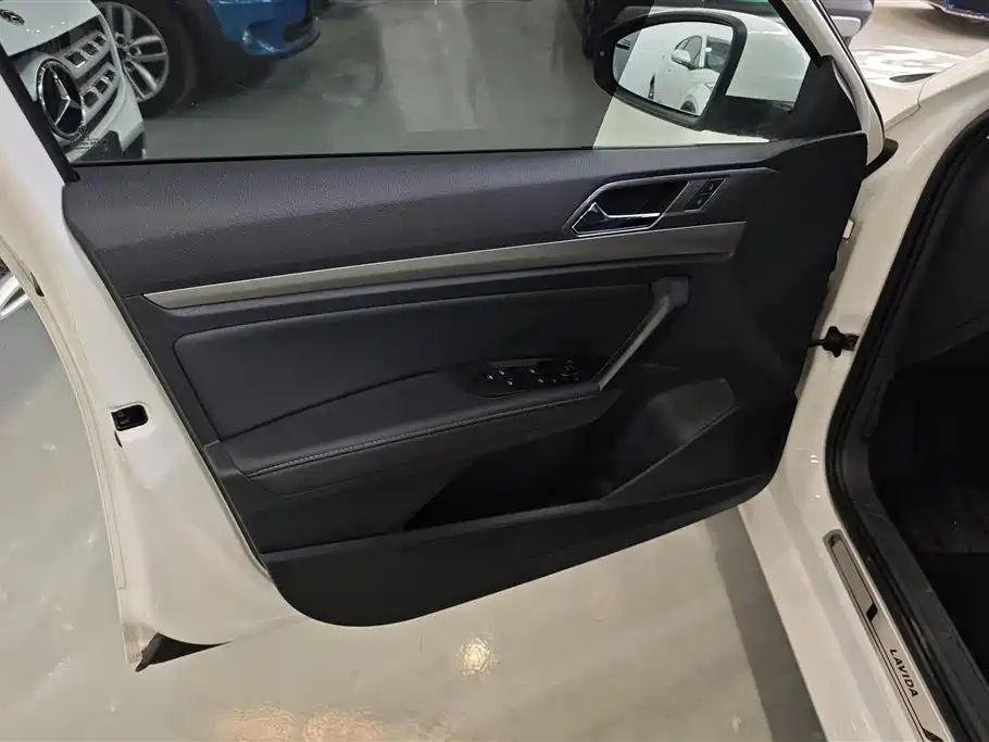 Volkswagen Lavida 2018 Hatchback 200TSI DSG Comfort Edition China V фото 7