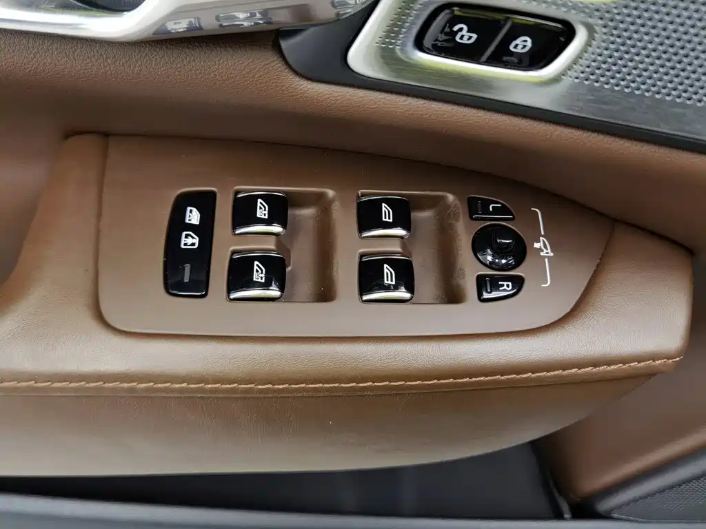 صورة 9 - Volvo S90