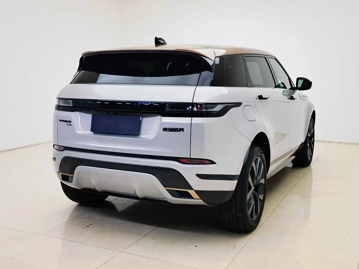 Land Rover Range Rover Evoque 2023 Range Rover Evoque L 249PS Corinthian Bronze Special Edition фото 4