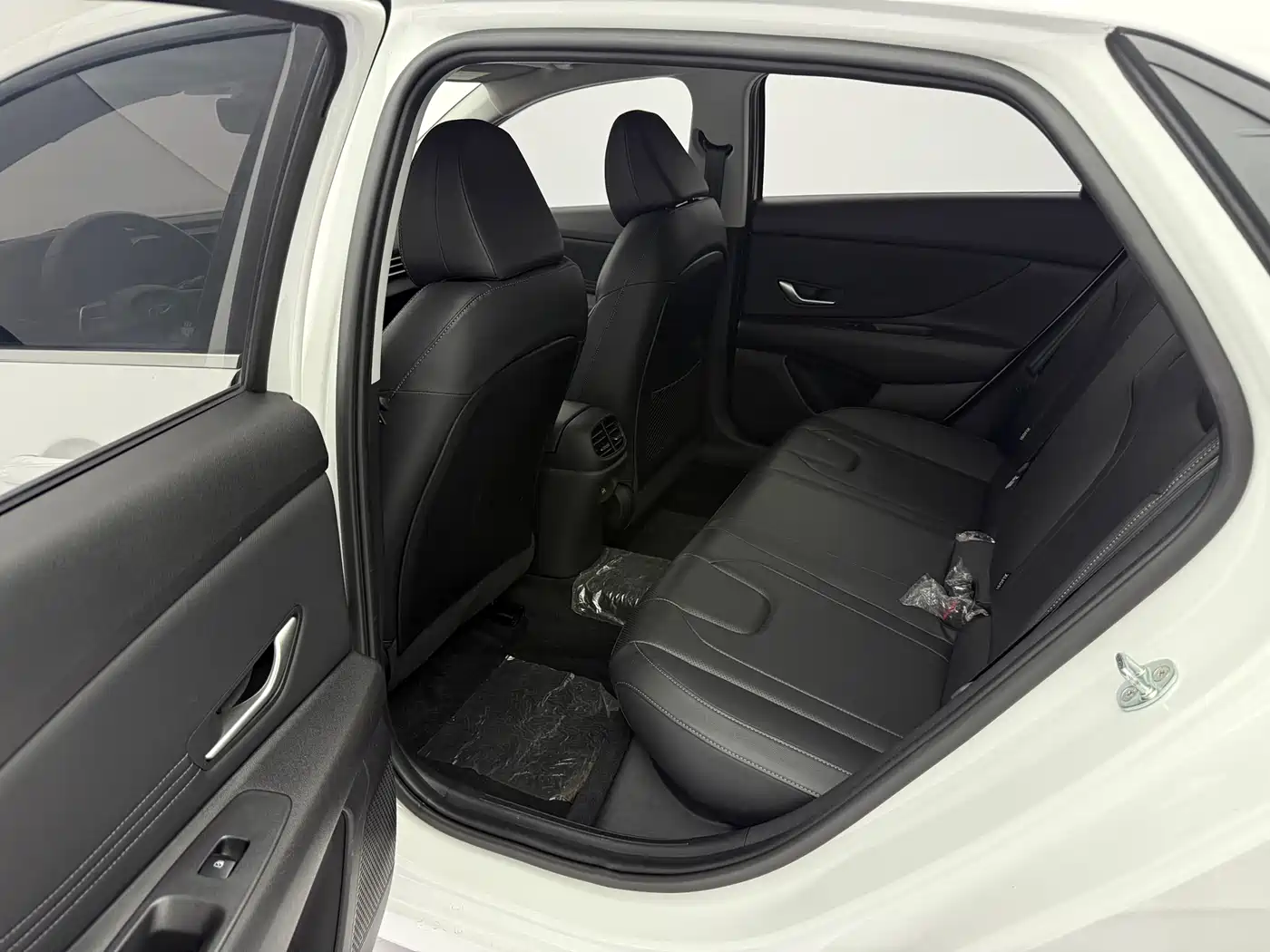 Hyundai Elantra 2023 Model 1.5L CVT LUX Premium Edition фото 13