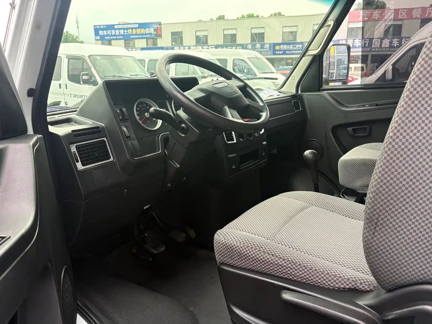 Iveco Daily 2023 2022 2.5T A37 M1 Bus 5-9 Seats Long Wheelbase Medium Roof Dual Tire Sliding Door
