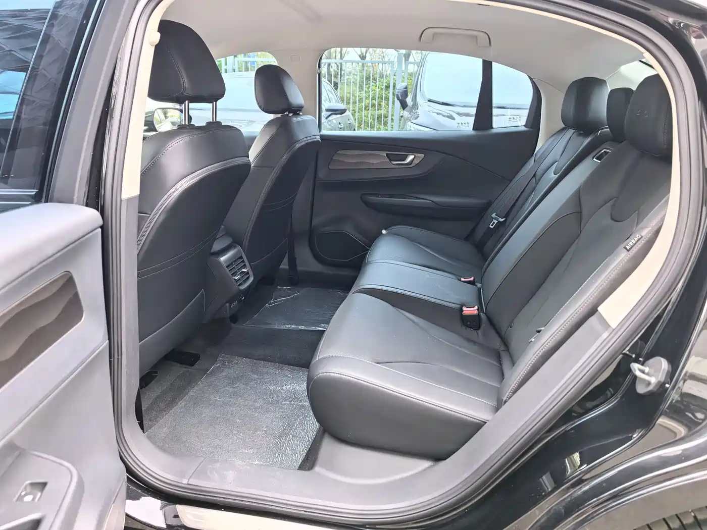 Hongqi E-QM5 2023 Facelift Basic Travel Edition фото 9