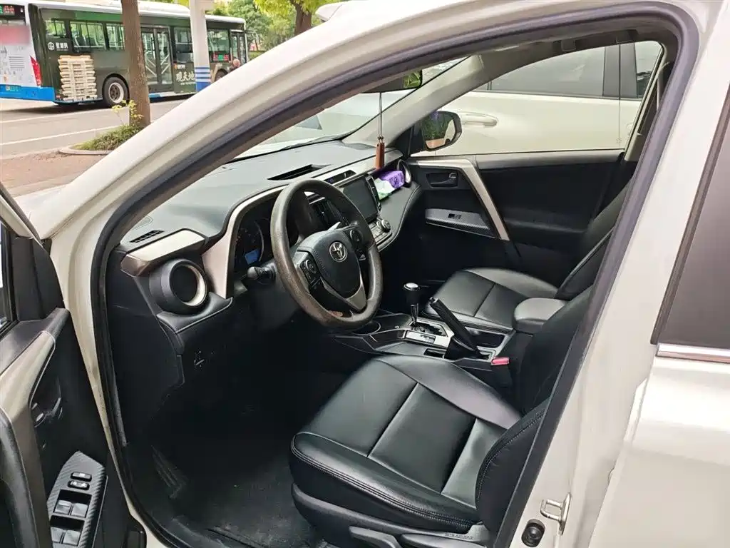 Toyota RAV4 Rongfang 2015 2.0L CVT 2WD Trend Edition фото 14