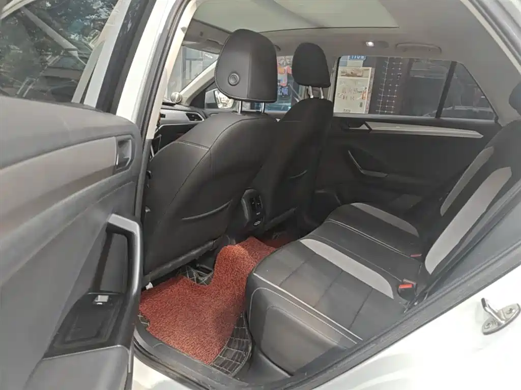 VOLKSWAGEN T-ROC EXPLORING SONGS