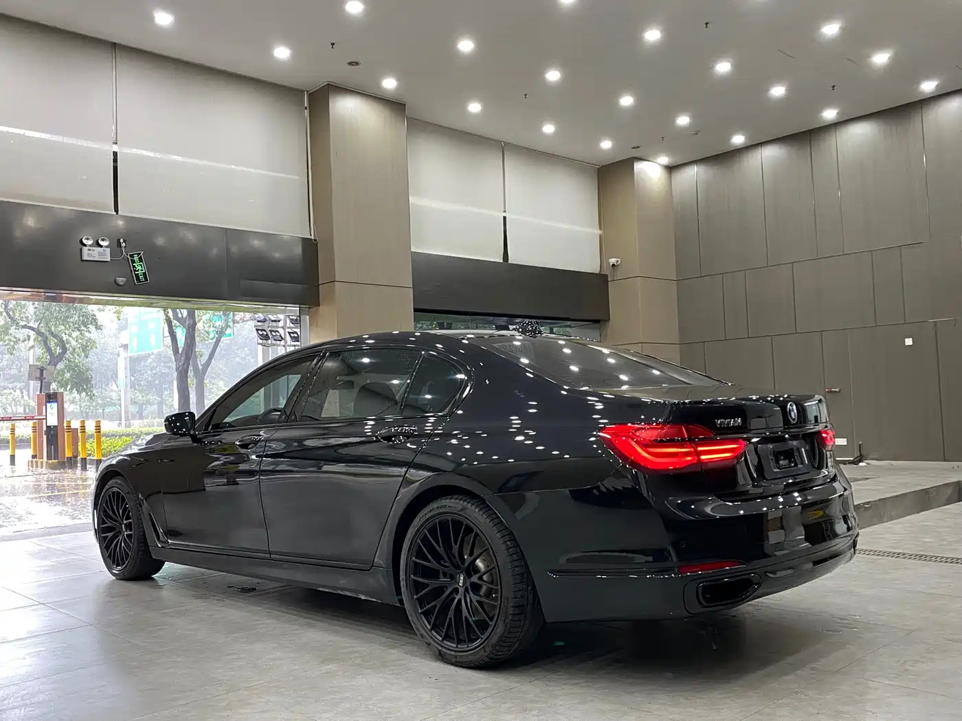 BMW 7 Series 2017 730Li Leading Edition фото 15