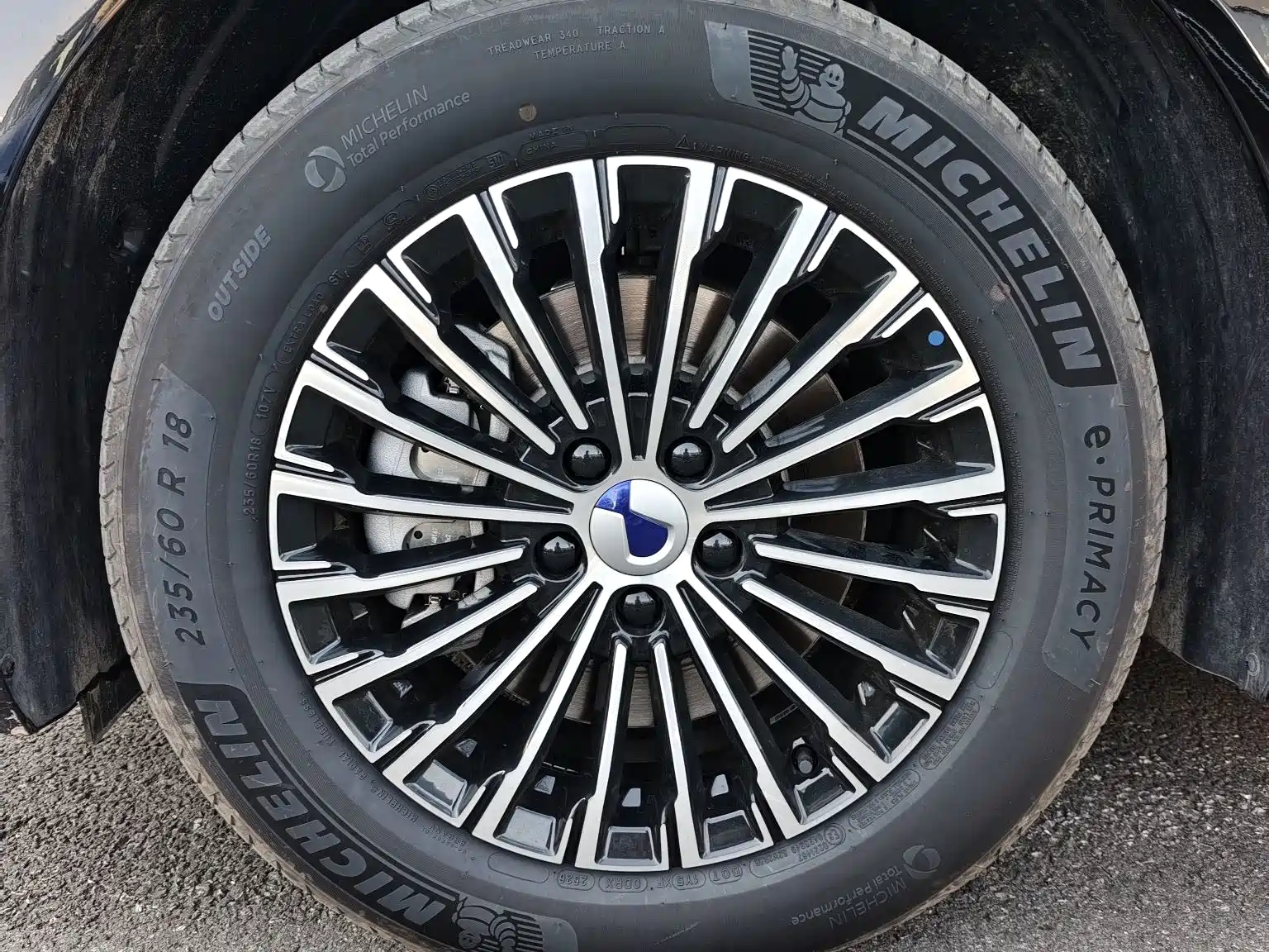 Фото 3 - Denza D9