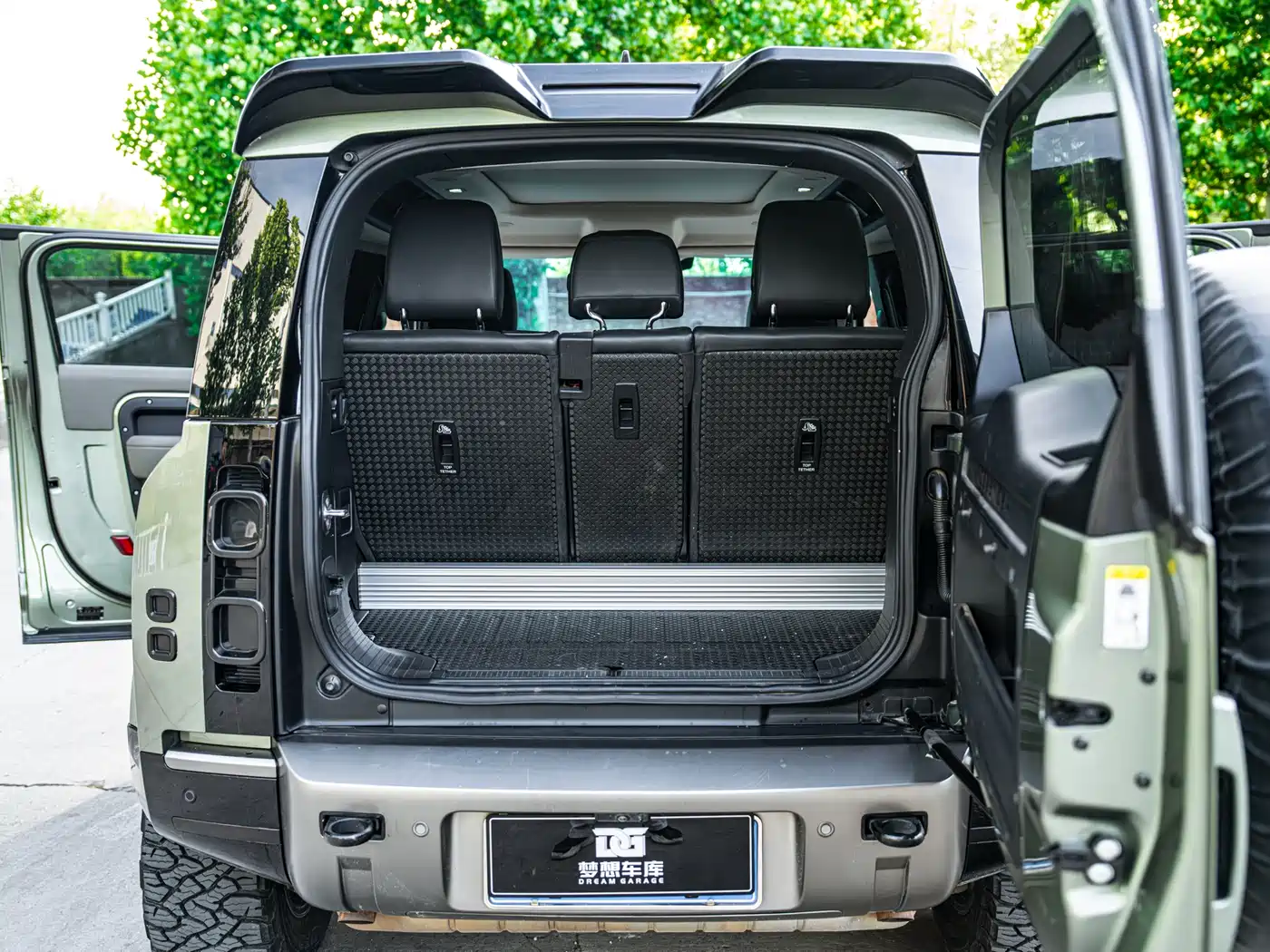 Land Rover Defender 2021 90 P400 Classic Replica Edition фото 3