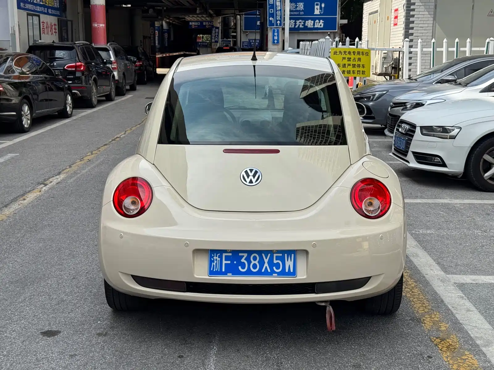 Photo 4 - Volkswagen Beetle