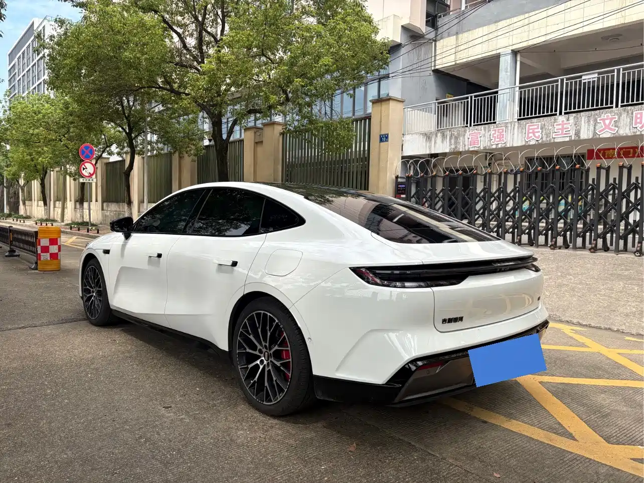 Photo 7 - Geely Galaxy Galaxy E8