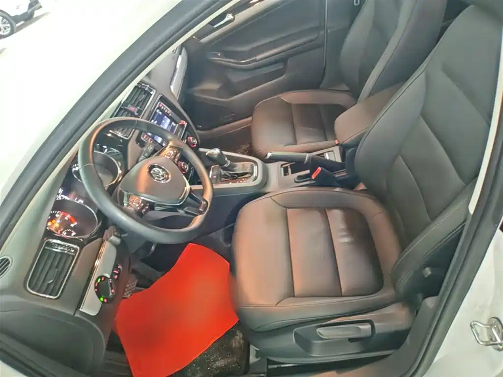 Volkswagen Sagitar 2018 180TSI DSG Premium Edition фото 15