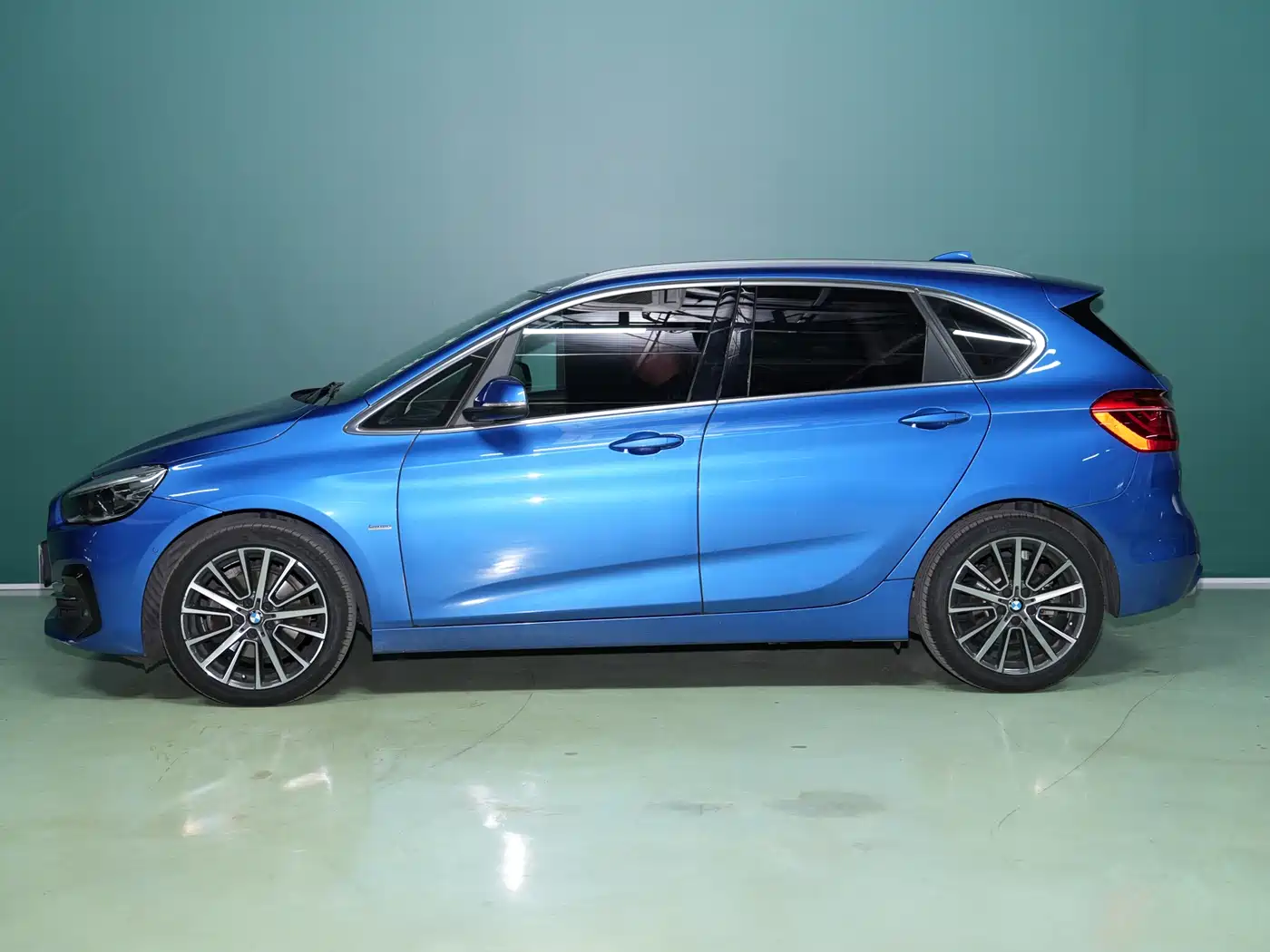 BMW 2 Series Touring 2018 Model 220i Luxury Package фото 4