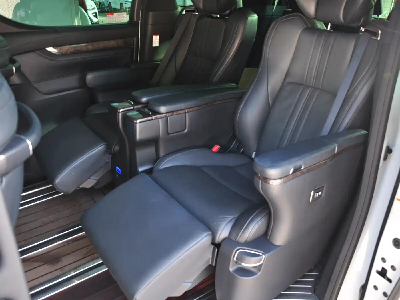 Toyota Alphard 2020 Hybrid 2.5L Premium Edition фото 9