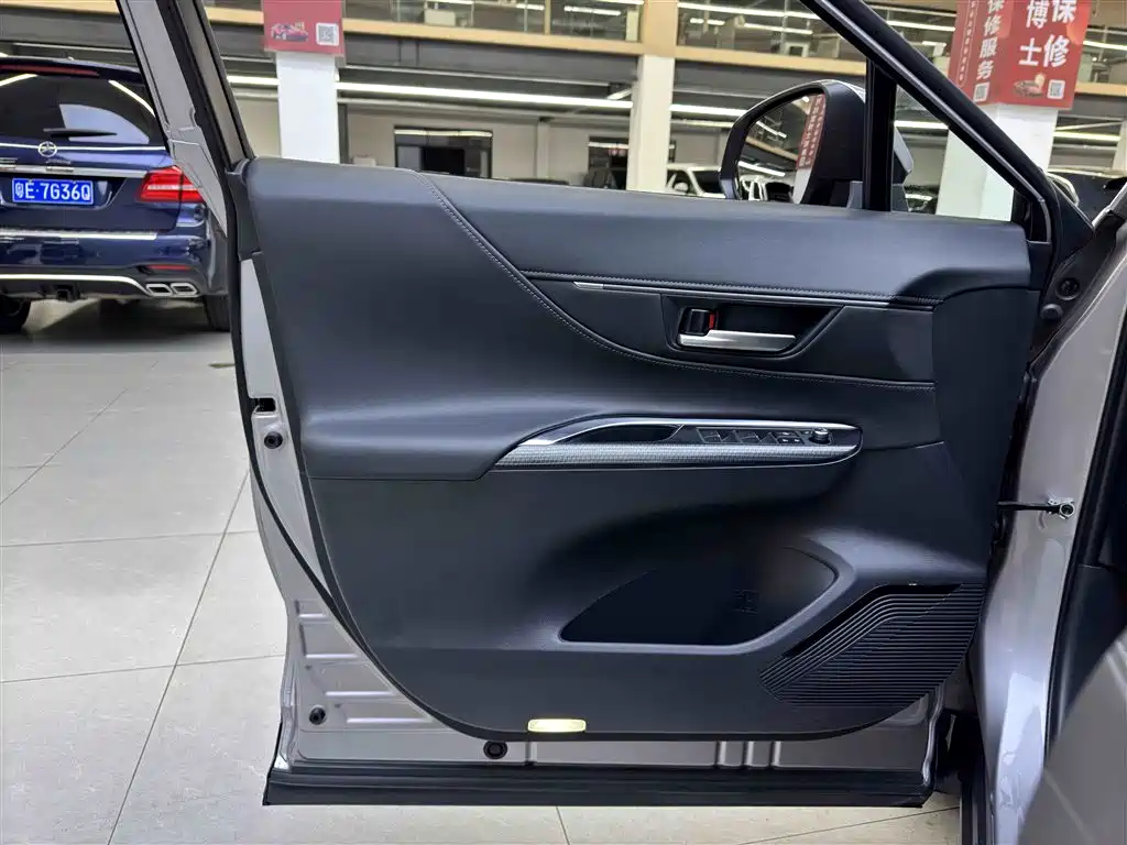 Toyota Venza 2022 Dual Engine 2.5L CVT 2WD Premium фото 12
