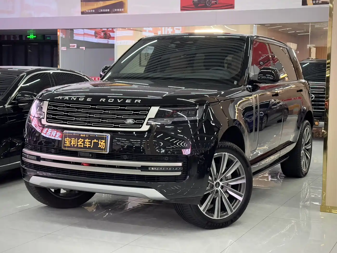 Land Rover Range Rover 2024 3.0 L6 400PS Golden Age Extended 7-Seater фото 2