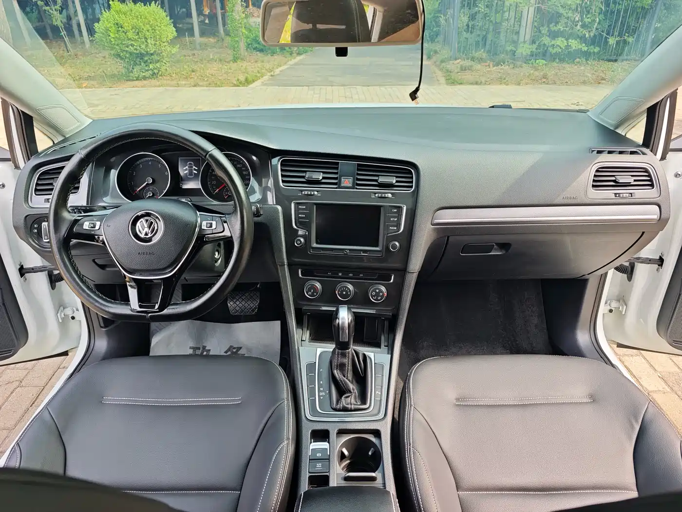 Volkswagen Golf 2017 1.6L Auto Comfort Millionth Edition фото 7